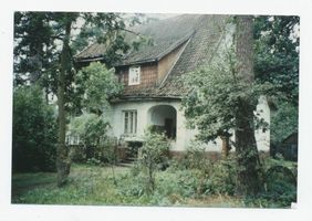 Metgethen, Ort und Bahnstation, Stadtkreis Königsberg Königsweg 10 Metgethen, Königsweg 10, Haus Kornhuber, vom Hubertusweg aus aufgenommen Metgethen, Häuser früher und heute