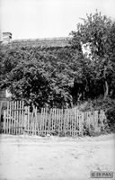 Bunhausen, Kreis Lyck Bunhausen, Giebelständerhaus - Teilansicht, Ansicht von der Wegseite I 