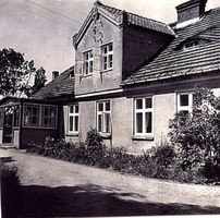 Schleuduhnen, Kreis Bartenstein Schleuduhnen, Die  Südseite des einstigen Gutshauses mit Veranda und Vorgarten 
