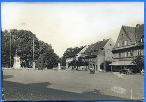 Ortelsburg, Stadt, Kreis Ortelsburg Marktstraße (Marktplatz) Ortelsburg, Marktpartie am Kriegerdenkmal 