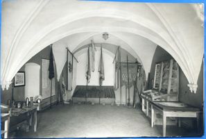 Labiau, Kreis Labiau Labiau, Schloss, Heimatmuseum, Fahnenraum im Kreuzganggewölbe Labiau, Schloss