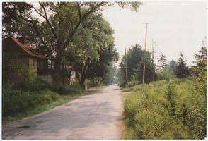 Metgethen, Ort und Bahnstation, Stadtkreis Königsberg  22 Metgethen, Ortsteil Rieselfeld, Memeler Weg 22, Blick in Richtung Forstweg Metgethen, Häuser früher und heute