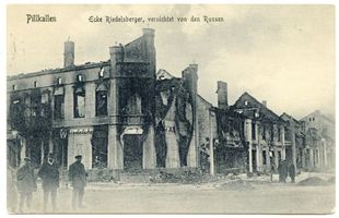 Schloßberg, Kreisstadt, Kreis Schloßberg Pillkallen Kr. Schloßberg, Ecke Riedelsberger - Kriegsschäden Пиллкаллен, уезд Шлоссберг, угол Ридельсбергерштрассе — военные разрушения