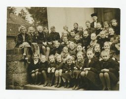 Metgethen, Ort und Bahnstation, Stadtkreis Königsberg Metgethen, Kindergottesdienstgruppe1943 mit Pfarrer Salopiata und Helferin Jutta Hecker Метгетен, группа детской церковной службы 1943 с пастором Салопиатой и помощницей Юттой Хеккер