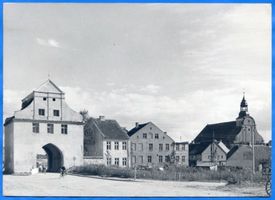 Bischofstein, Kreis Rößel Bischofstein, Heilsberger Tor und Kath. Kirche Бишофштайн, Хайльсбергские ворота и католическая церковь