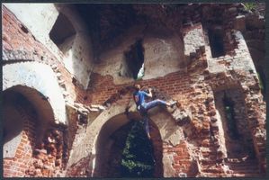 Balga, Kreis Heiligenbeil Balga, Burgruine, Bergsteiger erklimmt die Ruine 