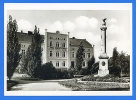 Zinten, Kreis Heiligenbeil Zinten, Hans-Schemm-Schule mit Kriegerdenkmal 