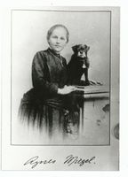  Ganz Ostpreußen, Agnes Miegel mit_Mohrchen Miegel, Agnes (Schriftstellerin)