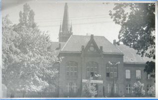 Allenstein, Stadtkreis Allenstein Allenstein, Gymnasium mit Turm der Herz-Jesu-Kirche im Hintergrund Allenstein, Schulen