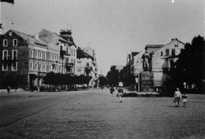Tilsit, Stadt, Stadtkreis Tilsit Tilsit, Blick vom Hohen Tor in die ehemalige Hohe Straße (heute: Straße des Sieges) I Tilsit, Hohe Str. vom Hohen Tor zur Langgasse, südlicher Teil (Nr. 45-56)