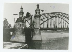 Tilsit, Stadt, Stadtkreis Tilsit Tilsit, Die geschmückte Luisen-Brücke, Südportal, Wiederanschluss des Memelgebietes II Тильзит, украшенный мост Луизы, южный портал, воссоединение Мемельского края, II
