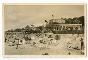 Cranz Kr. Samland, Ort, Kreis Samland Cranz Kr. Samland, Strand mit Hotel Monopol und Zum Elch Cranz, Hotel Monopol