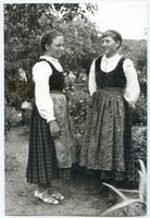 Nidden, Kreis Memel Nidden, Mädchen in Tracht 