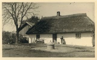 Ballanden, Kreis Tilsit-Ragnit Ballanden, Gehöft mit Hundehütte vor dem Haus 