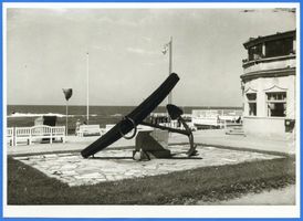 Cranz Kr. Samland, Ort, Kreis Samland Cranz Kr. Samland, Schwedenanker 300jährig - bei Cranz gefunden II Кранц, округ Самбия, трёхсотлетний шведский якорь — найден у Кранца, II
