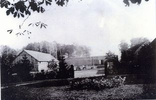 Götzlack, Kreis Bartenstein Götzlack, Wirtschaftshof, vom Wohnhaus gesehen Гёцлак, хозяйственный двор, вид от жилого дома