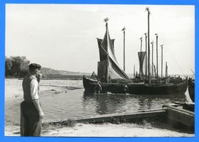 Nidden, Kreis Memel Nidden, Fischerboote im Hafen II Nidden, Kurenkähne im Hafen und am Haffstrand