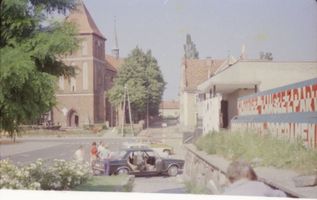 Schlobitten, Ort mit Schloß und Oberförsterei, Kreis Preußisch Holland Schlobitten??, Straßenansicht mit Kirche 