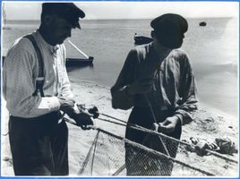  Frisches Haff, Fischer beim Netzeflicken am Fischhausener Wiek 