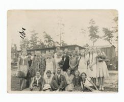 Untereißeln, Kreis Tilsit-Ragnit Untereißeln, Mittelschulklasse aus Tilsit am Wandertag vor der Jugendherberge in Untereißeln 