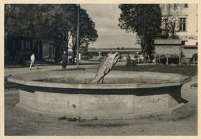 Nikolaiken Kr. Sensburg, Kreis Sensburg Nikolaiken Kr. Sensburg, Marktplatz, Stinthengst-Springbrunnen II Nikolaiken, Stinthengst