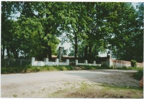 Aulenbach (Ostpr.), Kreis Insterburg Aulenbach (Ostpr.), sowjetisches Ehrenmal, dahinter Hitler- und Hindenburgeiche 