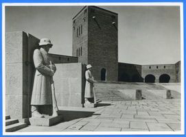 Hohenstein Kr. Osterode, Stadt, Kreis Osterode Hohenstein i. Ostpr., Reichsehrenmal Tannenberg, Innenhof, Eingang zum Hauptturm II Хоэнштайн в Вост. Пруссии, имперский памятник павшим Танненберг, внутренний двор, вход в главную башню, II