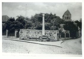 Domnau, Stadt, Kreis Bartenstein Domnau, Kriegerdenkmal vor der Kirche Домнау, памятник воинам перед церковью