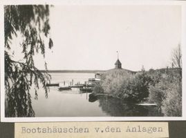 Osterode (Ostpr.), Kreis Osterode Osterode (Ostpr.), Drewenzsee, Badeanstalt und Bootshäuschen von den Anlagen Osterode, Stadtmotive