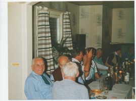 Rossitten Kr. Samland, Kreis Samland Rossitten Kr. Samland, Helmut Plauschinat (links im blauen Hemd), ehemals Segelfluglehrer in Rossitten Росситтен, уезд Самбия, Хельмут Плаушинат (слева в синей рубашке), бывший инструктор планеризма в Росситтене
