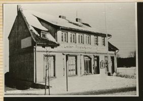 Pogegen, Kreis Tilsit-Ragnit Pogegen, Haus Mocke, Lederwaren und Sattlerei, an der Chaussee Tilsit-Memel Погеген, дом Мокке, кожаные изделия и шорно-седельная мастерская, на шоссе Тильзит—Мемель