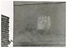 Schippenbeil, Kreis Bartenstein Schippenbeil, Wand mit Wappen vor der Kath. Kirche Шиппенбайль, стена с гербом перед католической церковью