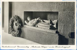 Hohenstein Kr. Osterode, Stadt, Kreis Osterode Hohenstein i. Ostpr., Reichsehrenmal Tannenberg,  Sterbender Krieger  in der Hindenburggruft I Hohenstein, Tannenberg-Nationaldenkmal