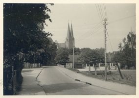 Allenstein, Stadtkreis Allenstein Allenstein, Platz der ehem. Mühle Sperl, Hintergrund Garnisonkirche Allenstein, Garnisonskirche