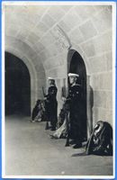 Hohenstein Kr. Osterode, Stadt, Kreis Osterode Hohenstein i. Ostpr., Reichsehrenmal Tannenberg, Wache vor der Gruft VII Hohenstein, Tannenberg-Nationaldenkmal