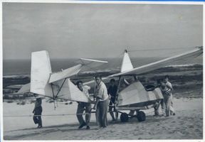 Rossitten Kr. Samland, Kreis Samland Rossitten Kr. Samland, Transport von Segelflugzeugen durch den Dünensand VI Rossitten Kr. Samland, Segelfliegerschule