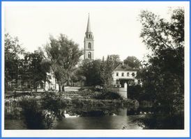 Gumbinnen, Stadt, Kreis Gumbinnen Kirchenplatz Gumbinnen, Flußpartie mit Altstädtischer Kirche III Гумбиннен, место у реки со Старогородской церковью, III