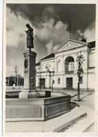 Memel, Stadt, Stadtkreis Memel Memel, Simon-Dach-Brunnen mit Ännchen von Tharau vor dem Stadttheater Memel, Stadttheater und Simon-Dach-Brunnen