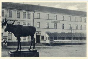 Gumbinnen, Stadt, Kreis Gumbinnen Magazinplatz Gumbinnen, Hotel Kaiserhof und Elch II Гумбиннен, отель «Кайзерхоф» и «Эльх», II