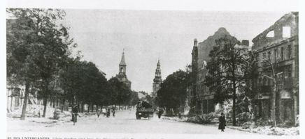 Tilsit, Stadt, Stadtkreis Tilsit Deutsche Straße Tilsit, Die Deutsche Str. mit der Deutsch-Ordenskirche und dem Rathaus nach der Zerstörung Тильзит, Дойчештрассе с Немецкой орденской церковью и ратушей после разрушения