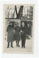 Schloßberg, Kreisstadt, Kreis Schloßberg Schloßberg, Kreisstadt, Charlotte Schröder vor dem Eis-Club 
