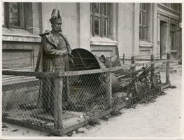 Memel, Stadt, Stadtkreis Memel Memel, Die von den Litauern gestürzten Denkmäler Kaiser Wilhelm I. und der Borussia auf dem Feuerwehrhof III 