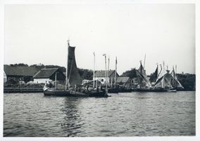 Nidden, Kreis Memel Nidden, Fischerboote im Hafen IX Nidden, Kurenkähne im Hafen und am Haffstrand