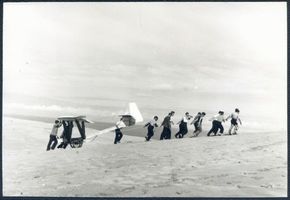 Rossitten Kr. Samland, Kreis Samland Rossitten Kr. Samland, Transport von Segelflugzeugen durch den Dünensand VIII Rossitten Kr. Samland, Segelfliegerschule