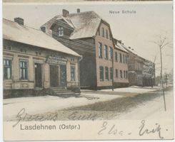Haselberg (Ostpr.), Kreis Schloßberg Lasdehnen, Neue Schule, links Bau- u. Wirtschaftsklempnerei 