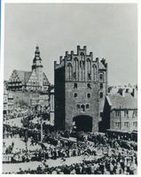 Allenstein, Stadtkreis Allenstein Allenstein, Hohes Tor im Hintergrund das neue Rathaus II Алленштайн, Высокие ворота, на заднем плане новая ратуша, II