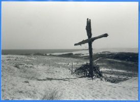Nidden, Kreis Memel Nidden, Blick über die Düne auf das Haff mit Holzkreuz II Нидден, вид с дюны на залив с деревянным крестом, II