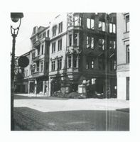 Tilsit, Stadt, Stadtkreis Tilsit Tilsit, Hohe Straße, Ecke Wasserstraße, Vor den Trümmern des Verlagshauses Otto von Mauderode III Тильзит, Хоэштрассе, угол Вассерштрассе, перед руинами издательского дома Отто фон Маудероде, III