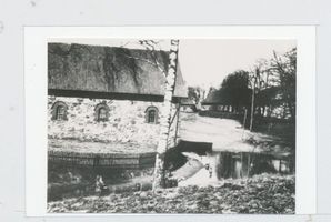 Obrotten, Kreis Samland Obrotten, Gutshof, vorn der Pferdestall, rechts hinter den Bäumen das Gutshaus 