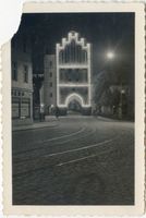 Allenstein, Stadtkreis Allenstein Allenstein, Hohes Tor mit Festbeleuchtung Алленштайн, Высокие ворота в праздничной иллюминации